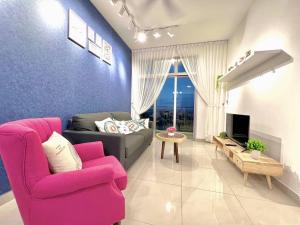 新山SKS Habitat 461 2BR 4-5pax Larkin Johor Bahru的客厅配有粉红色的沙发和电视