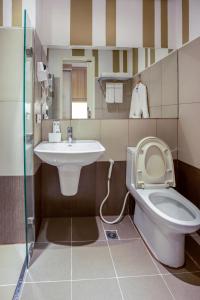 马尼拉Hotel101 - Fort的一间带卫生间和水槽的浴室