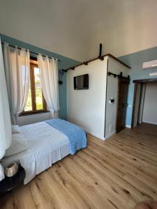 托雷德尔格雷科Villa Mazza al Vesuvio的一间卧室设有一张床和一个大窗户