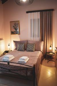 Rose Garden Villa的一间卧室配有一张带两个枕头的床