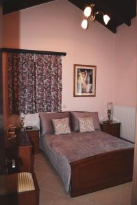 Rose Garden Villa的一间卧室设有一张床和一个窗口