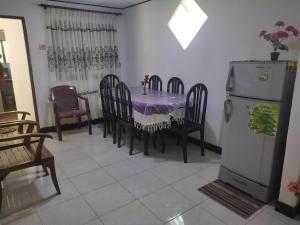 KamburugamuwaRed Rose Villa Mirissa的一间带桌子和冰箱的用餐室