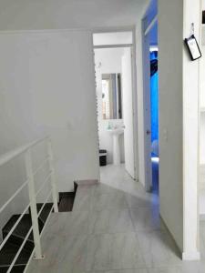 里考尔特Bellísima casa para descansar的白色客房,设有楼梯和浴室
