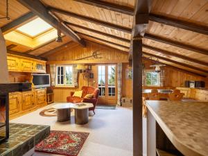 阿克斯普Chalet am Sunne-Egge auf Axalp bei Brienz的大型客厅设有木墙和天花板