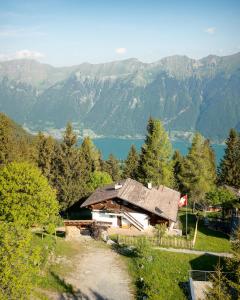阿克斯普Chalet am Sunne-Egge auf Axalp bei Brienz的一座位于山丘上的别墅,拥有湖泊和山脉