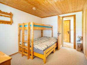 阿克斯普Chalet am Sunne-Egge auf Axalp bei Brienz的一间卧室设有两张双层床和木制天花板。