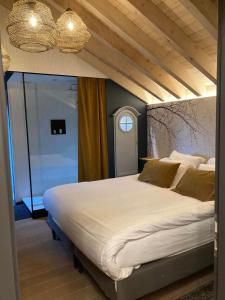 马尔梅迪拉博里内尔住宿加早餐旅馆的卧室设有一张白色大床和天花板