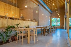 莱斯卡瑟斯-达尔卡纳Alfacs Village的用餐室配有木桌和椅子
