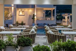 克里斯阿穆迪亚Sole Mare的一间带桌椅的餐厅和一个游泳池