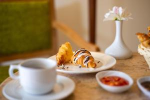 塔巴Movenpick Taba Resort & Spa的一张桌子,上面放着一盘糕点和一杯咖啡