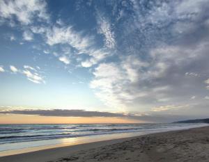 斯比勒Relax Residence的一片云天和海洋的海滩