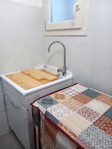 塔维亚诺Dimora Stemar的厨房配有水槽和切板