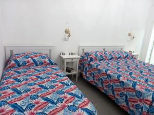 塔维亚诺Dimora Stemar的一间卧室配有两张床和一张四柱床。