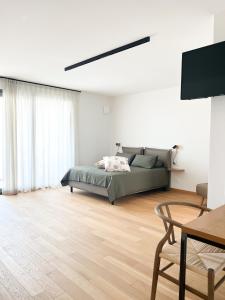 莱切Glass House - Smart Rooms & Parking的白色卧室配有床和桌子