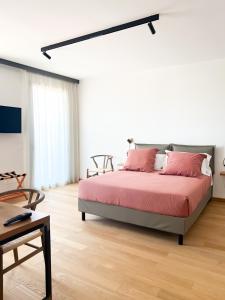 莱切Glass House - Smart Rooms & Parking的卧室配有一张带粉红色枕头的大床