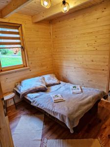 米德尔布罗齐齐耶维奇Domki i pokoje Daglezja pod Górą Żar的小木屋内一间卧室,配有一张床