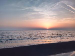 斯比勒Relax Residence的海滩上日落