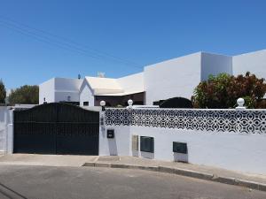 特吉塞Casa El Eco del Volcán 1的街道上一座白色的建筑,有黑色的大门