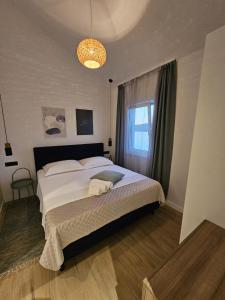 罗戈兹尼察Villa LUX Apartments的一间卧室设有一张大床和一个窗户。