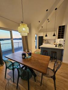 罗戈兹尼察Villa LUX Apartments的厨房以及带木桌和椅子的用餐室。