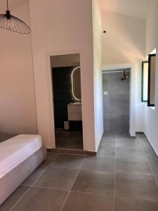 卡斯特拉巴特Villaggio Silvia的一间卧室配有一张床、淋浴和镜子