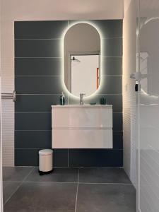 卡斯特拉巴特Villaggio Silvia的一间带水槽和镜子的浴室