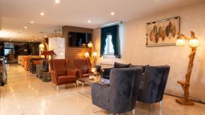 卡尔斯GRAND ANİ HOTEL的大堂配有沙发和桌椅