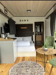 里泽Danzi camping tiny house的卧室配有一张床和一张桌子及椅子