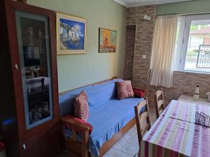 帕拉利亚狄奥尼索George & Katerina Houses的一间卧室配有一张蓝色的床和一张桌子