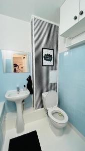 华沙Warszawa Wola Pokoje的蓝色的浴室设有卫生间和水槽
