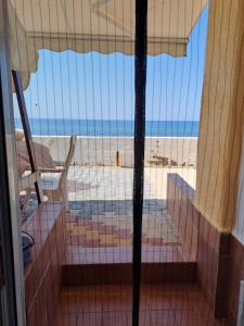 帕拉利亚狄奥尼索George & Katerina Houses的带窗户的客房享有海滩美景。