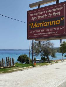 依诺罗达Marianna Apartments的海边码头的标志