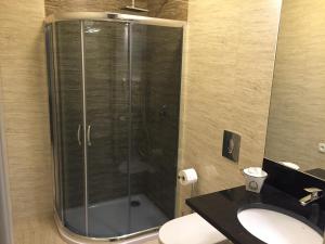 米泽德沃兹船锚旅馆的带淋浴、卫生间和盥洗盆的浴室