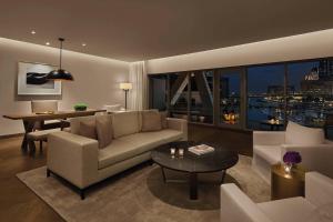阿布扎比The Abu Dhabi EDITION的客厅配有沙发和桌子