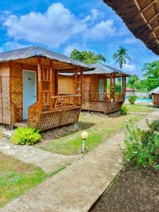 安达Anda-Divers-Enjoy Garden Resort的度假村内的几栋小屋