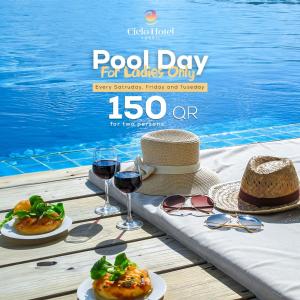 多哈Cielo Hotel Lusail Qatar的一张带食物和葡萄酒的泳池日海报