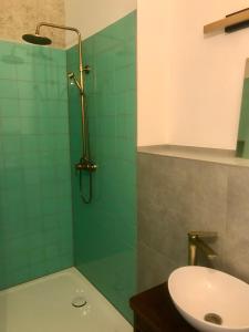 NebraBahnhof Nebra的带淋浴、卫生间和盥洗盆的浴室