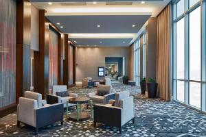 纳什维尔Residence Inn by Marriott Nashville Downtown/Convention Center的大堂设有桌椅和窗户。