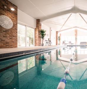 PentneyThe Gig House - relaxing countryside spa break的一座带砖墙的室内游泳池