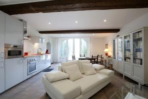 GrisollesChâteau de Fontanas, les Lauriers的一间带白色沙发的客厅和一间厨房