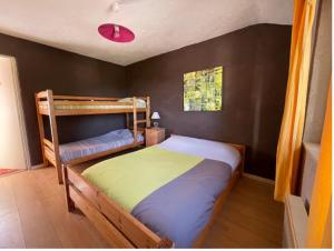 AndonLa Godille的一间卧室设有两张双层床和红灯。