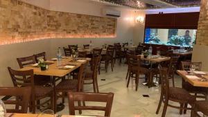 亚喀巴Mas-wadi的用餐室配有木桌和椅子