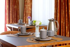 科隆里吉纳加尼科隆酒店的桌子上放有盘子和餐具