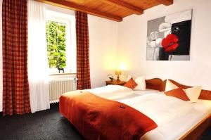 施利尔塞西里亚哲亚霍夫酒店的一间卧室设有一张大床和一个窗户。