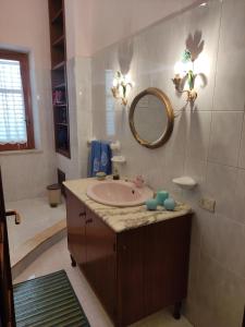 卡斯泰拉马莱Villalba的一间带水槽和镜子的浴室