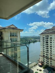 古晋Cozzzy hut @ Riverine Diamond Kuching的从大楼的阳台上可欣赏到河流美景