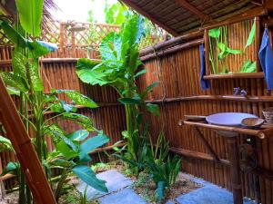 莫阿尔博阿Tongo Hill Cottages的竹屋中带水槽的浴室