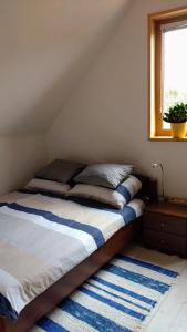特伦钦Nature Homestay的一间卧室设有两张床和窗户。