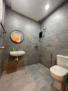 古晋Cozzzy hut @ Riverine Diamond Kuching的一间带卫生间、水槽和镜子的浴室
