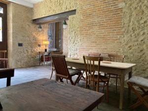米朗德la maison de Manon的砖墙房里的桌椅